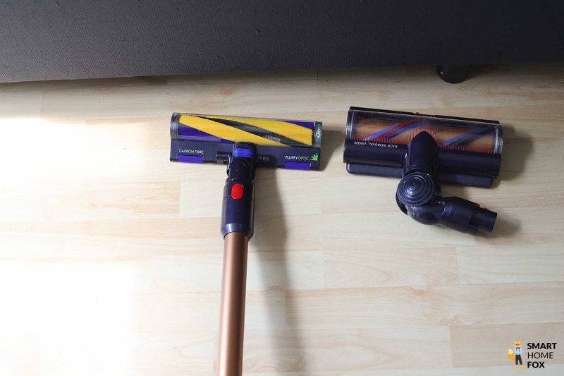 Dyson Gen 5 Detect: обе насадки перед кроватью